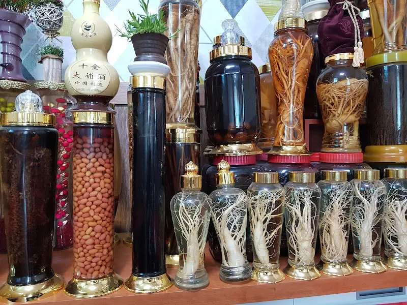 다양한 술병들이 진열된 모습