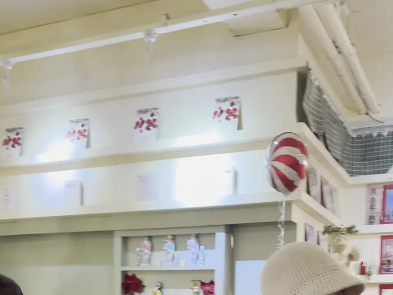 카페 내부 장식 사진. 크리스마스 분위기를 느낄 수 있는 소품들이 눈에 띈다.