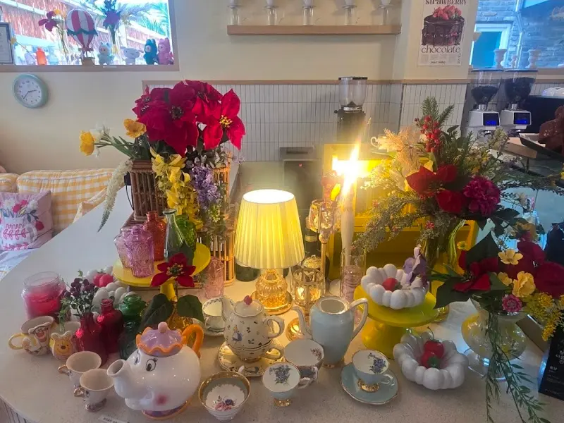 카페 내부 좌석 사진. 테이블 간 간격이 넓고 의자가 편안해 보인다.