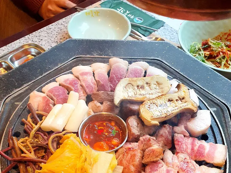 불판 위에 올려진 삼겹살과 쫄깃살