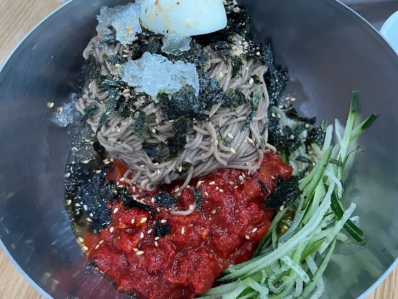 가쓰오부시 향이 은은하게 퍼지는 물막국수의 시원한 국물