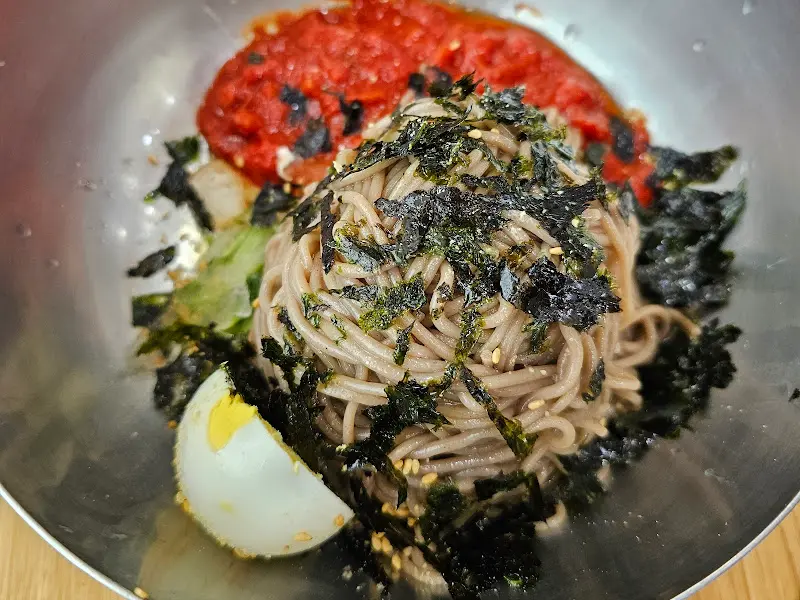 매콤달콤한 양념과 김가루, 계란이 어우러진 비빔막국수