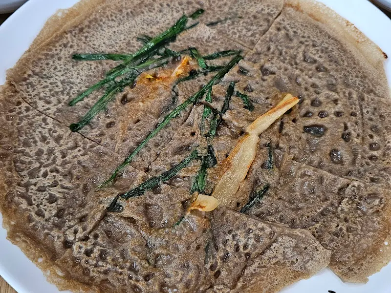 얇고 바삭한 메밀전의 고소한 풍미