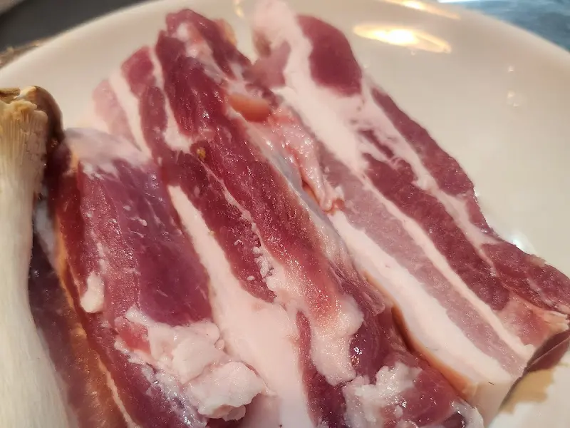 두툼한 흑돼지 삼겹살의 자태