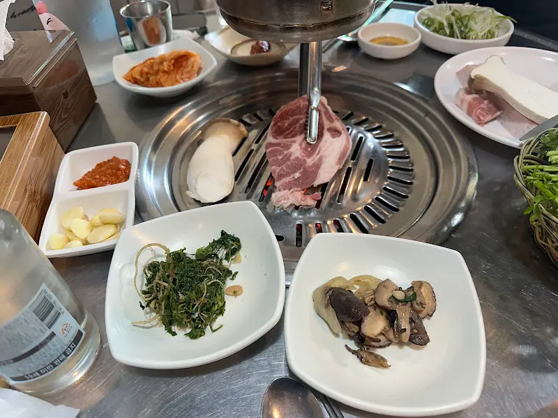 푸짐한 밑반찬과 흑돼지 한 상 차림