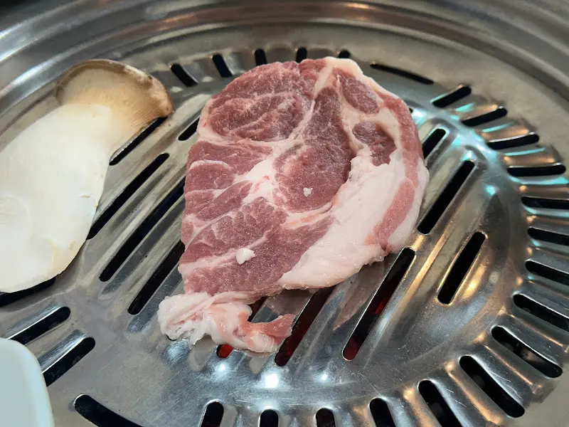 불판 위에서 맛있게 익어가는 흑돼지 목살