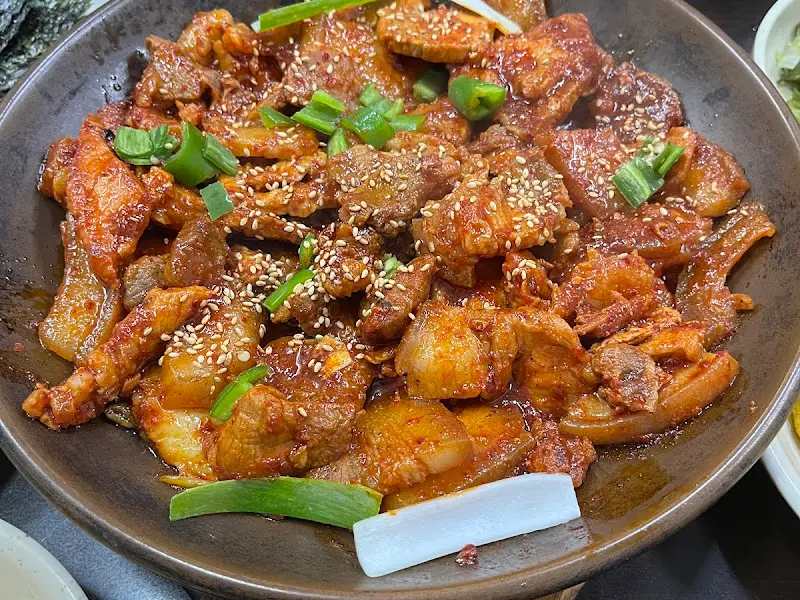 윤기 자르르 흐르는 돼지주물럭