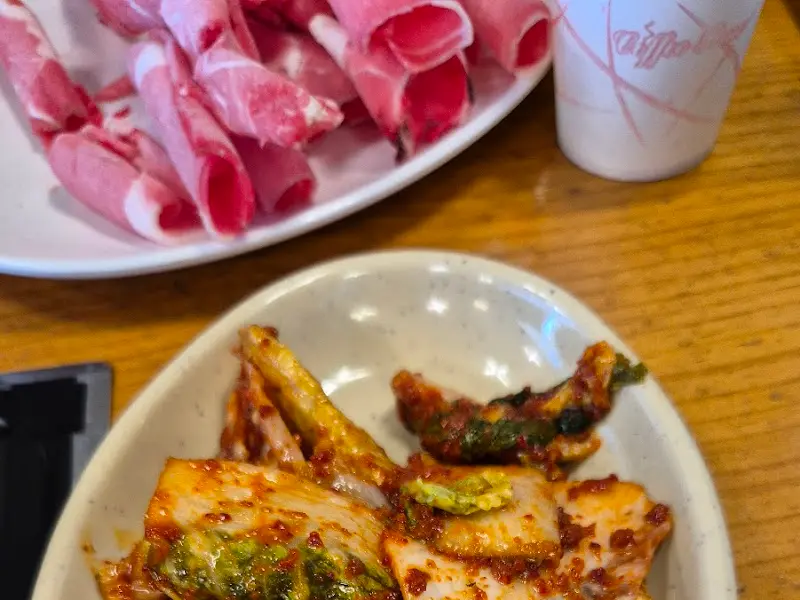 얼크니손칼국수 김치와 고기