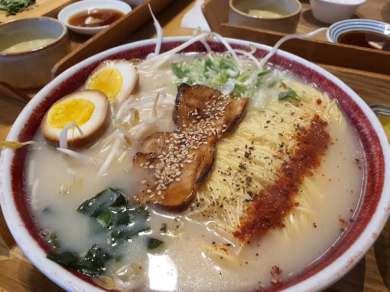 푸짐한 토핑이 올라간 라멘