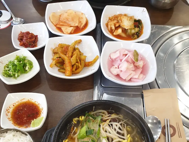 젓갈 정식에 나오는 듯한 다양한 반찬들