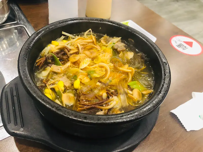 버섯과 콩나물이 어우러진 해장국