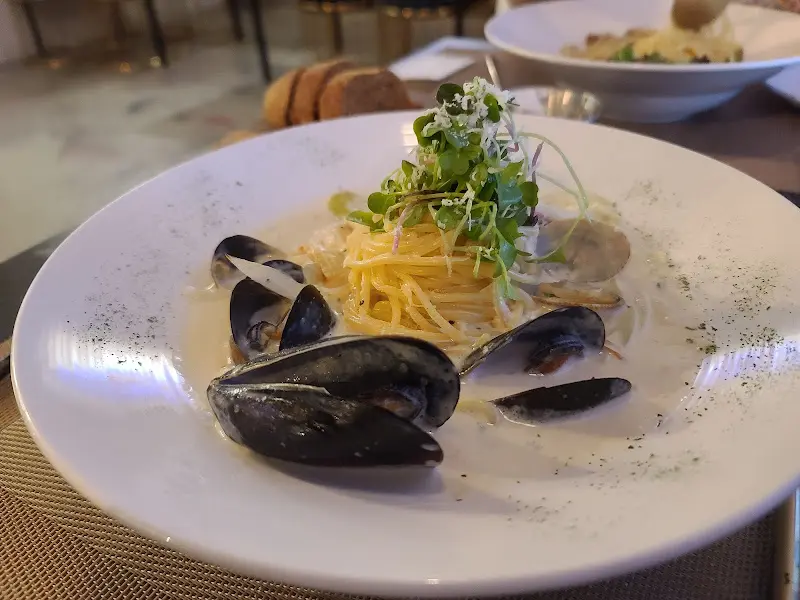 먹물 파스타 위에 장식된 채소