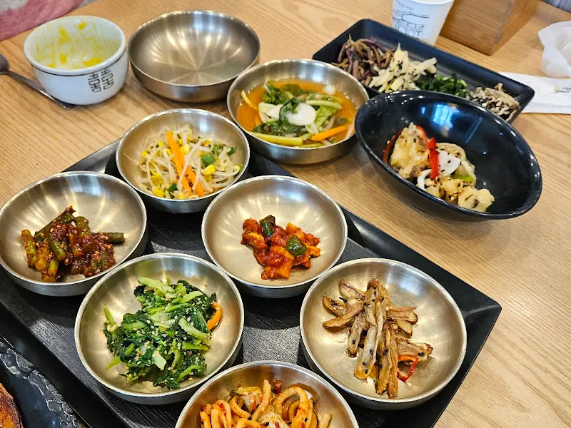 정갈하게 차려진 반찬들