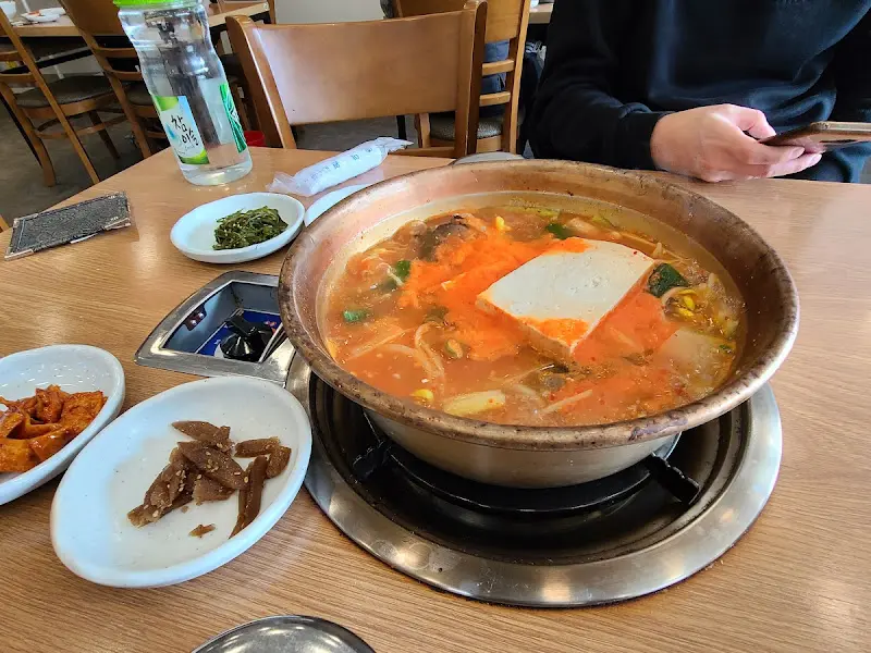 한 상 가득 차려진 동태탕