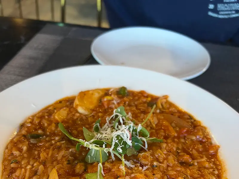 필라프 위에 장식된 채소