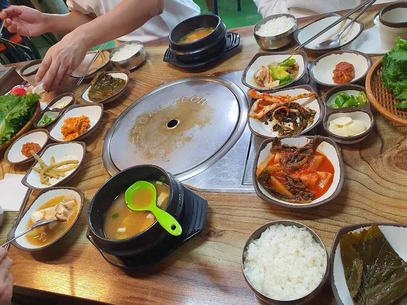 다채로운 밑반찬과 돼지 주물럭 한 상 차림