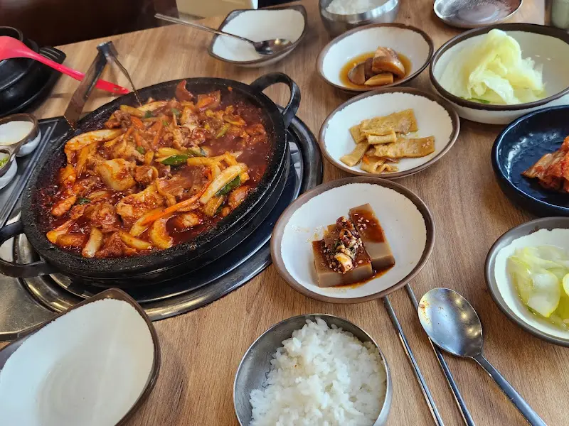 다양한 밑반찬과 함께 즐기는 돼지 주물럭