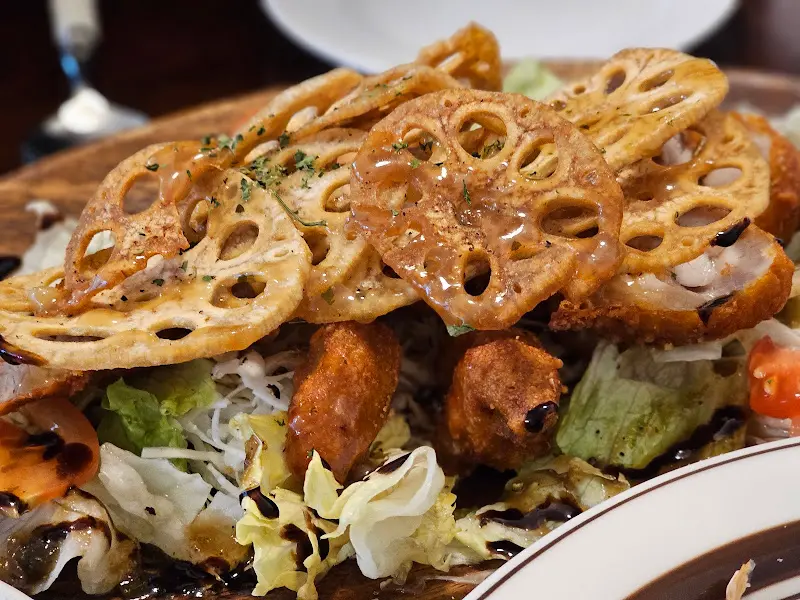 신선한 야채와 바삭한 닭튀김, 그리고 튀긴 연근이 조화로운 카라아게 샐러드