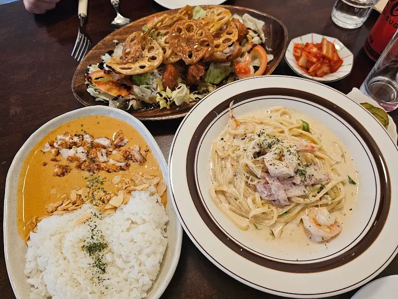 카레, 샐러드, 파스타 등 다양한 메뉴를 맛볼 수 있다.