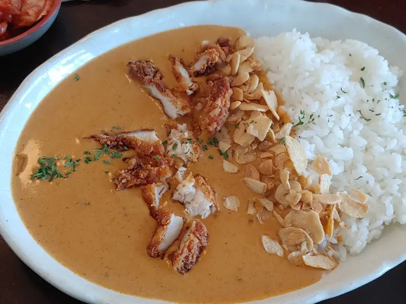 고소한 닭튀김이 듬뿍 올라간 카레