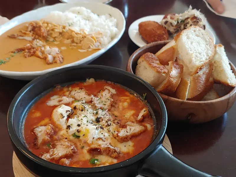 에그인헬, 카레, 고로케 등 다양한 메뉴를 한 번에 즐길 수 있다.