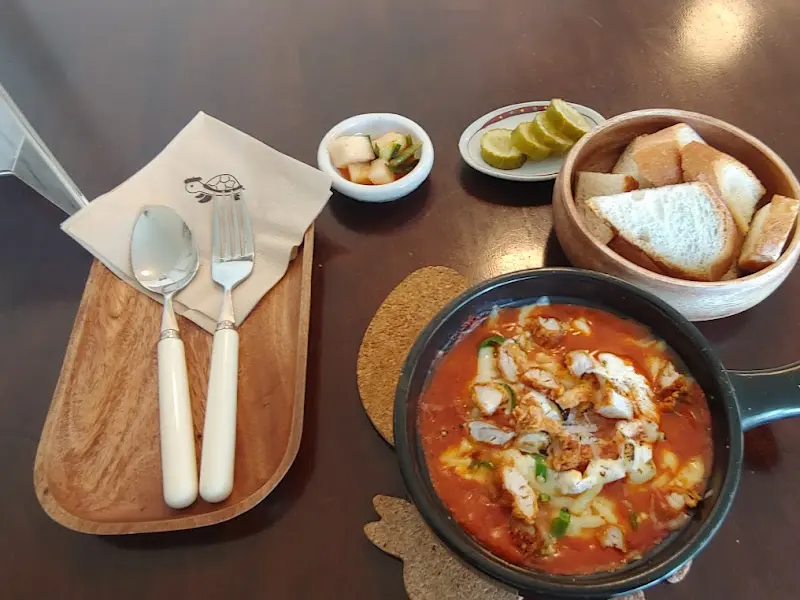 에그인헬과 곁들여 먹기 좋은 바게트 빵