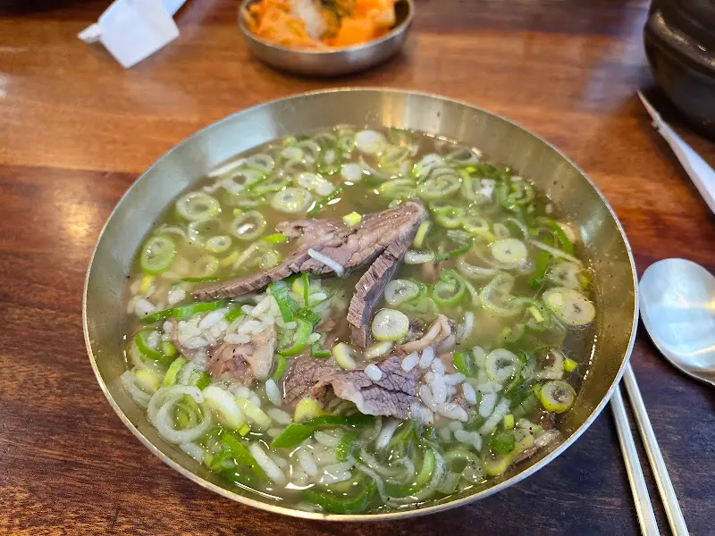 파가 듬뿍 올려진 곰탕