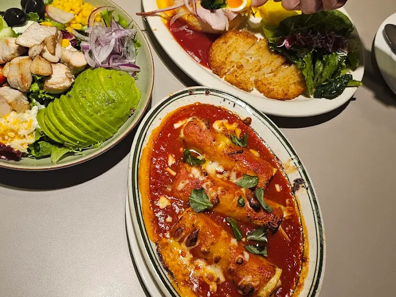 아보카도 오픈 샌드위치, 스파이시 로제 파스타, 새우 카넬로니