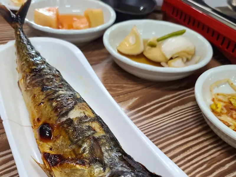 정갈한 밑반찬과 서비스 계란후라이