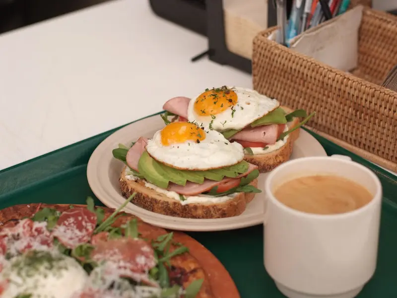 오픈 샌드위치와 라떼