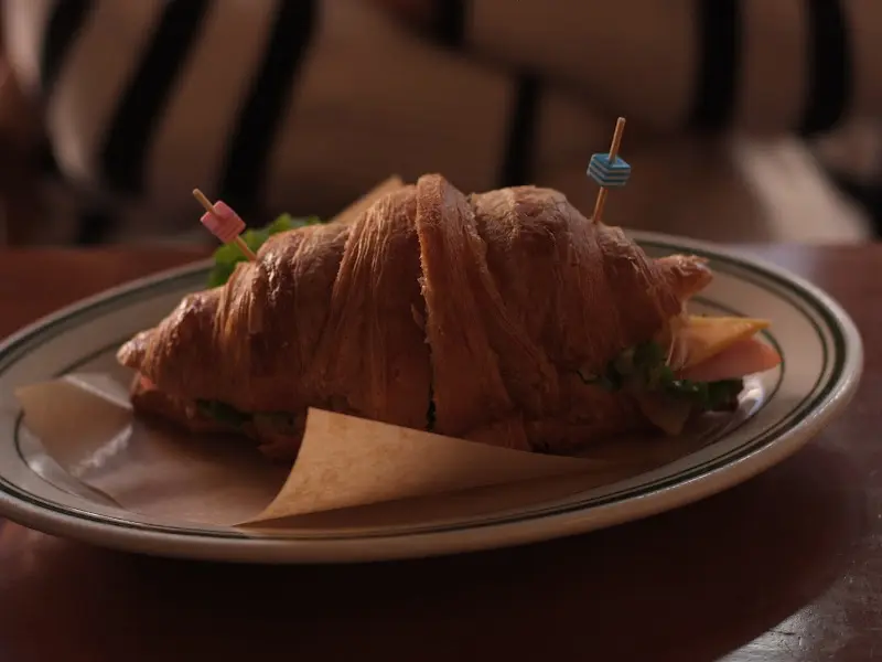 크루아상 샌드위치