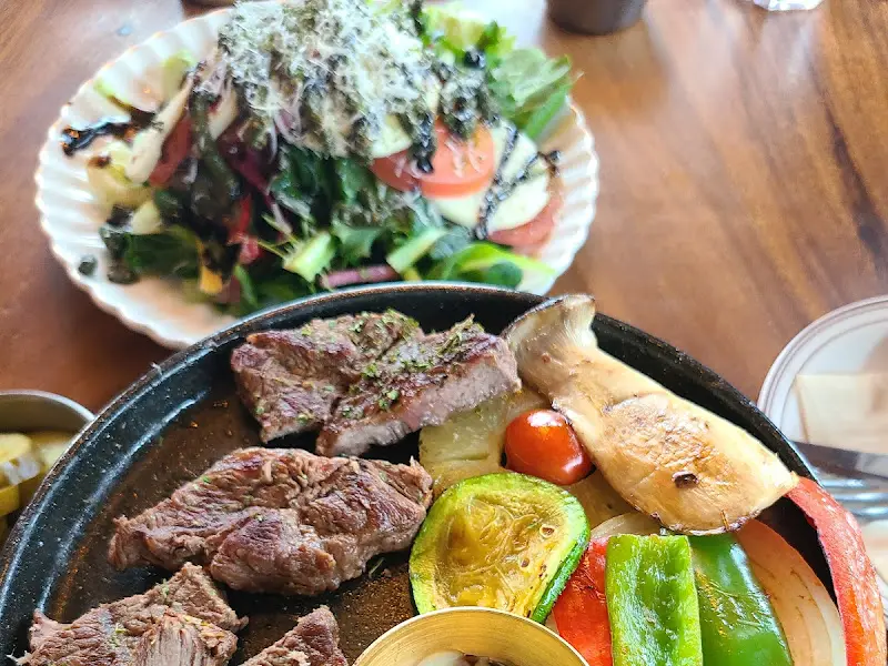 스테이크와 구운 채소