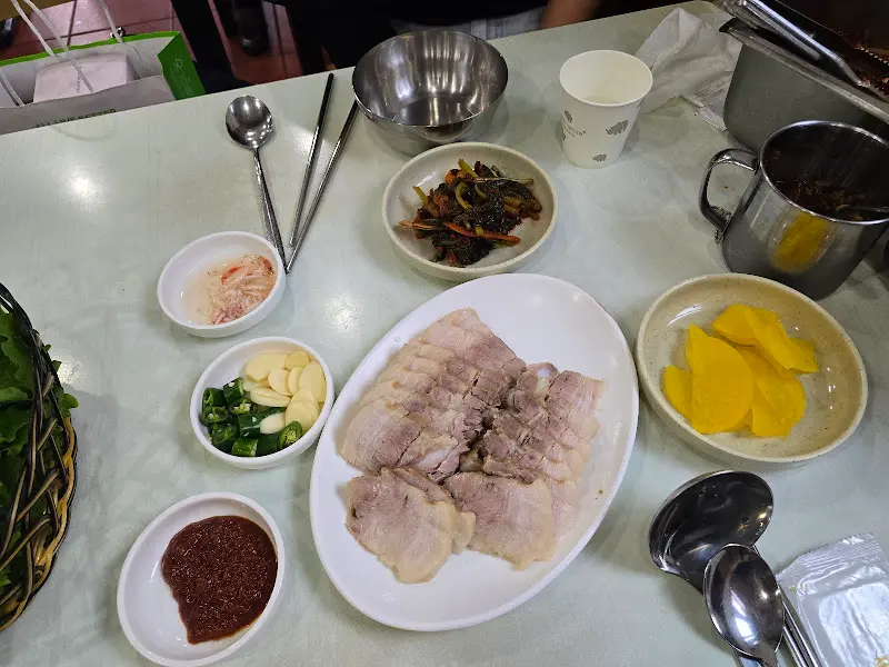 신도칼국수 수육 한 상