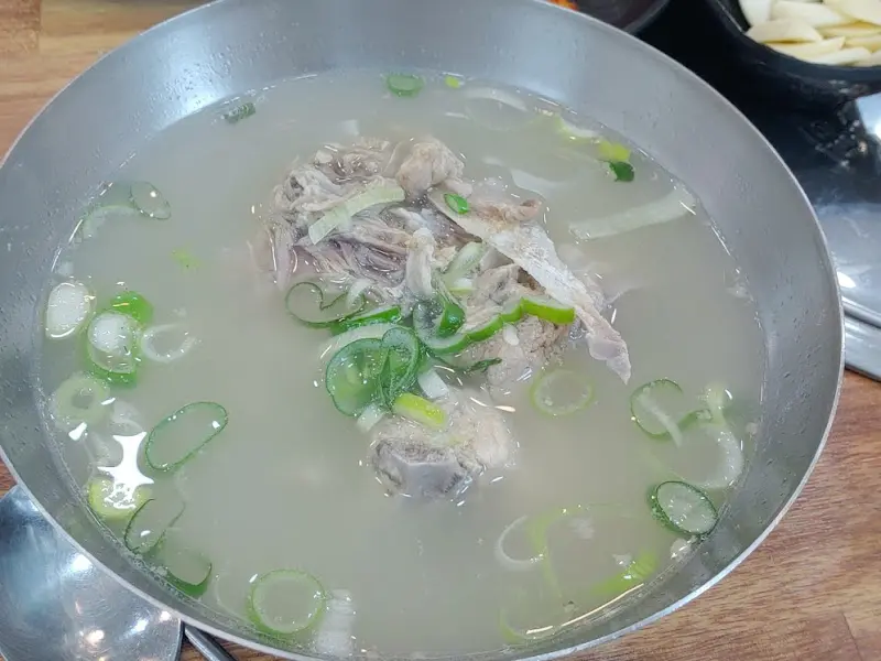 떡갈비와 환상궁합 자랑하는 뼈다귀 국물