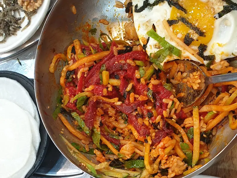 놋그릇에 담겨 더욱 맛깔스러운 육회 비빔밥