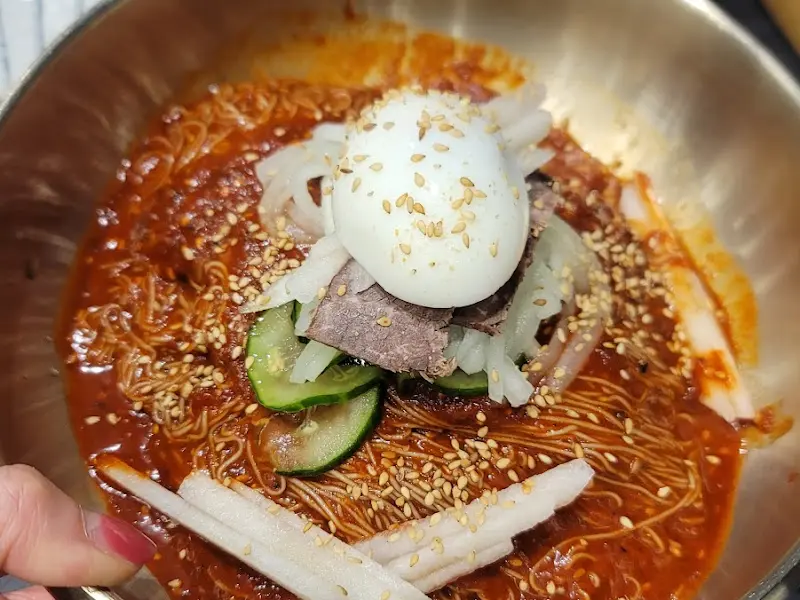 매콤한 비빔냉면