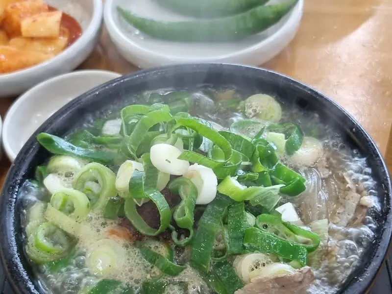 파가 듬뿍 올라간 은희네 해장국