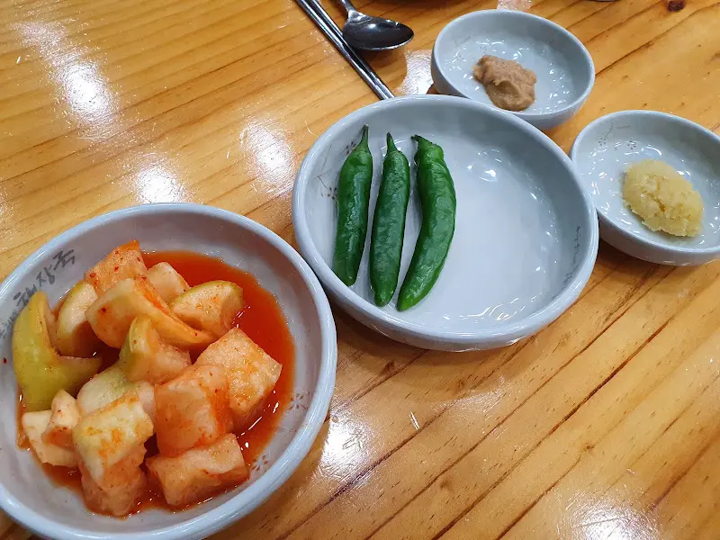 해장국과 곁들이기 좋은 깍두기, 고추, 마늘