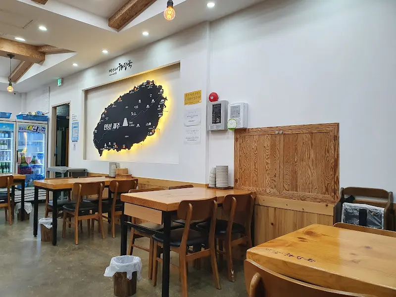 제주도의 풍경이 담긴 벽면 인테리어