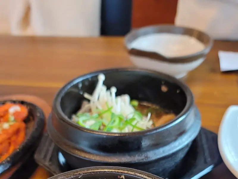 돌솥밥과 다양한 반찬들