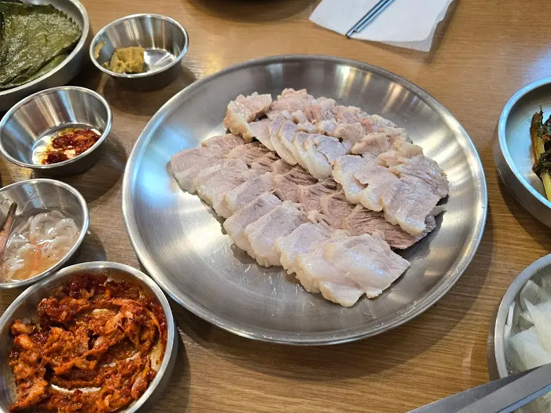 윤기가 흐르는 수육