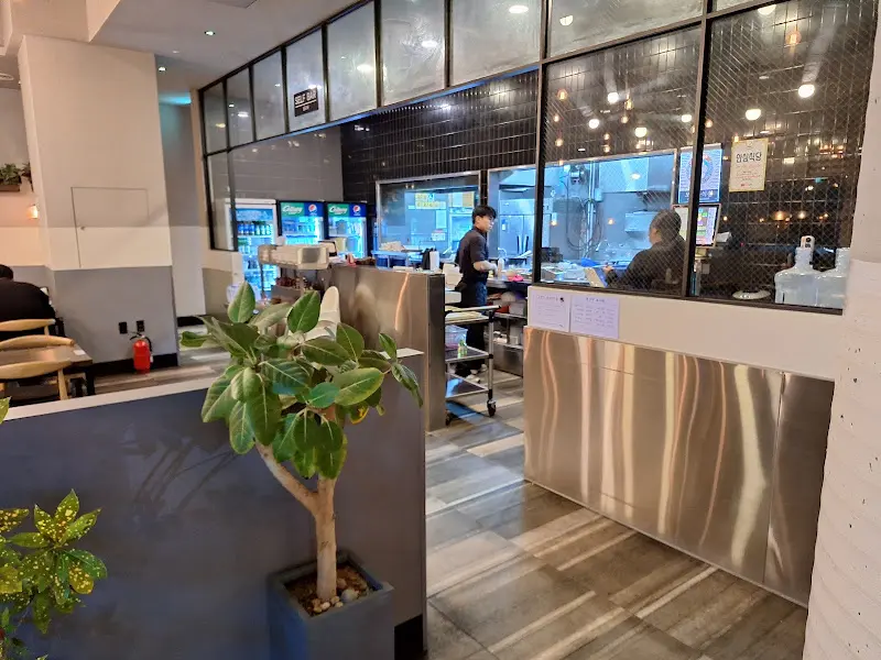 깔끔한 오픈 키친