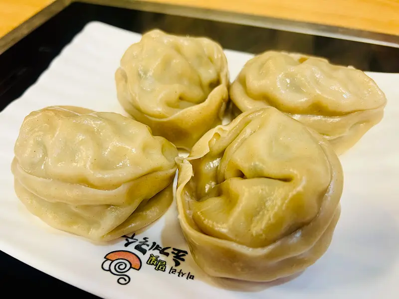 메밀 왕만두의 촉촉한 속