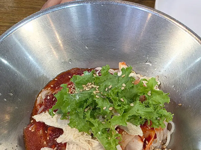 비빔 초계국수의 매콤달콤한 비주얼