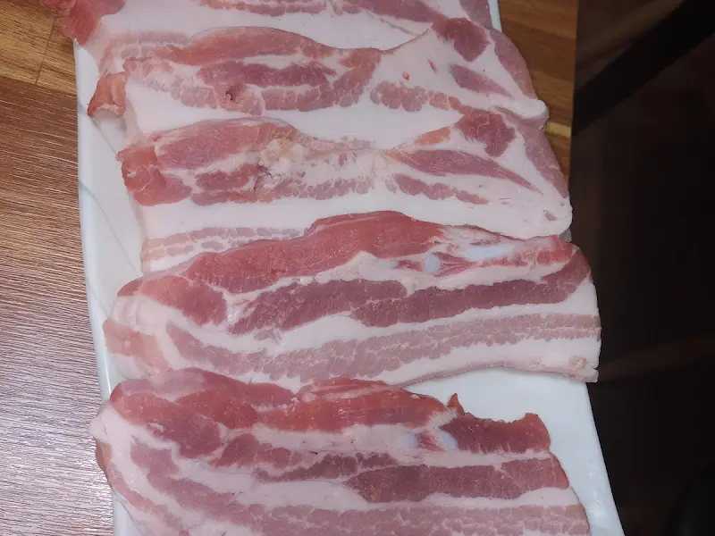 신선한 흑돼지 삼겹살