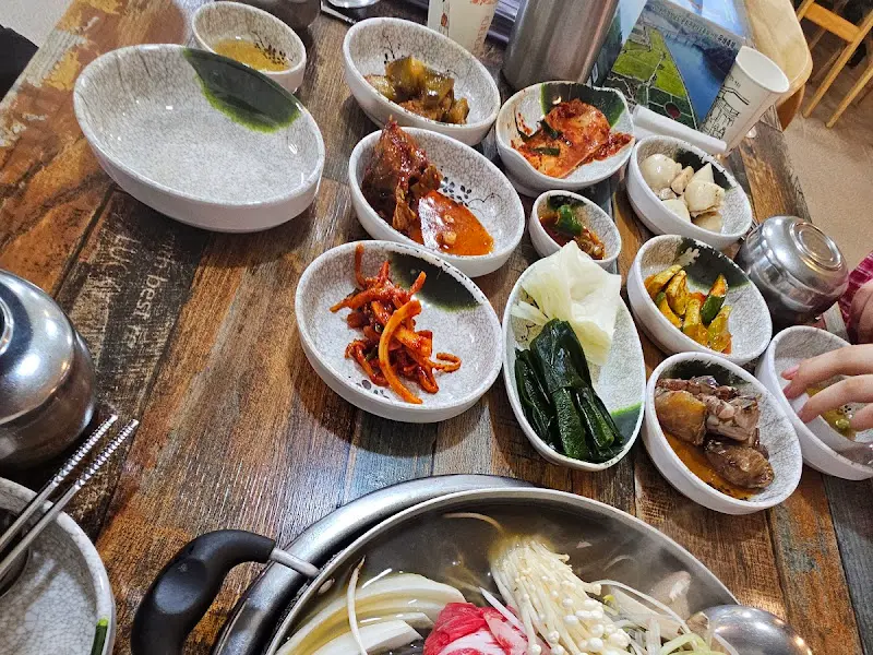 한 상 가득 차려진 모습