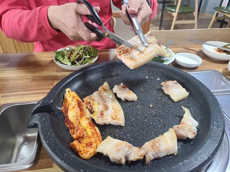 흑돼지 굽는 모습