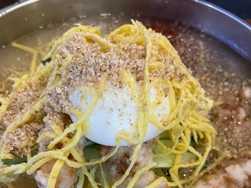 탕수육이 올라간 독특한 밀면