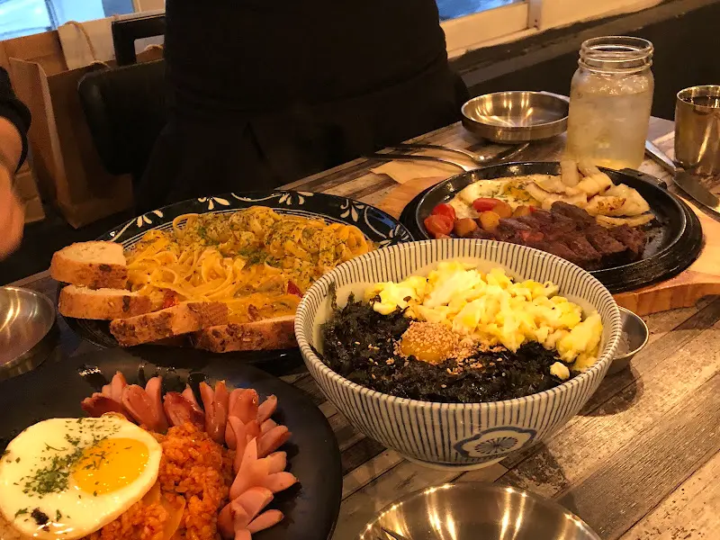 다채로운 메뉴가 가득한 테이블