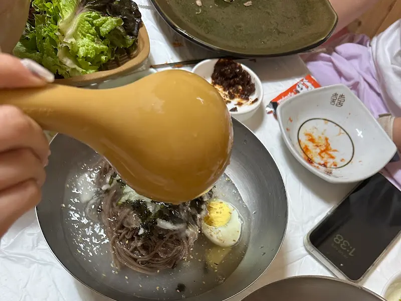 시원한 동치미 육수를 듬뿍 부은 회 막국수